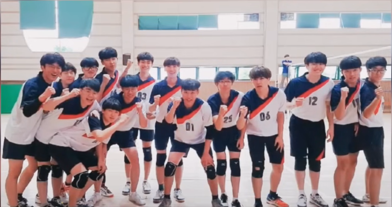 Квон Очжун в детстве, играющий в волейбол 1