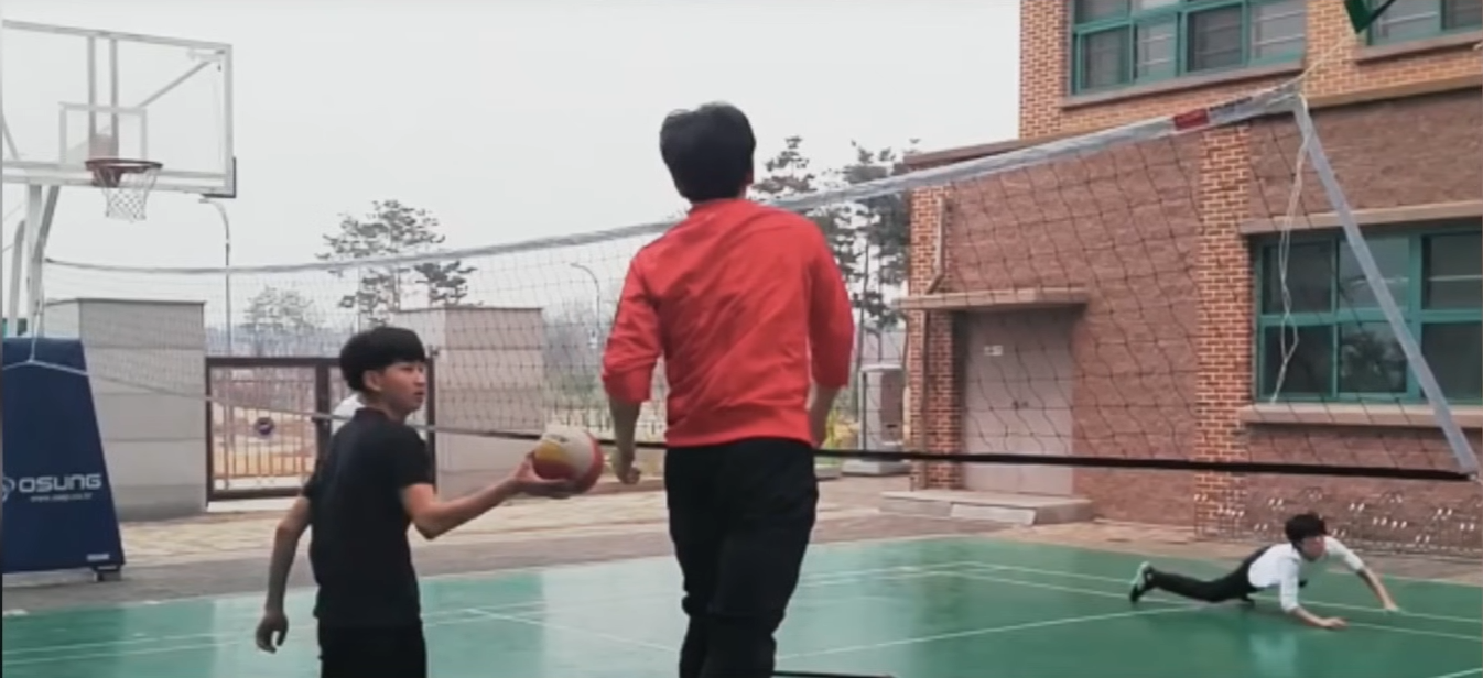 Квон Очжун в детстве, играющий в волейбол 2