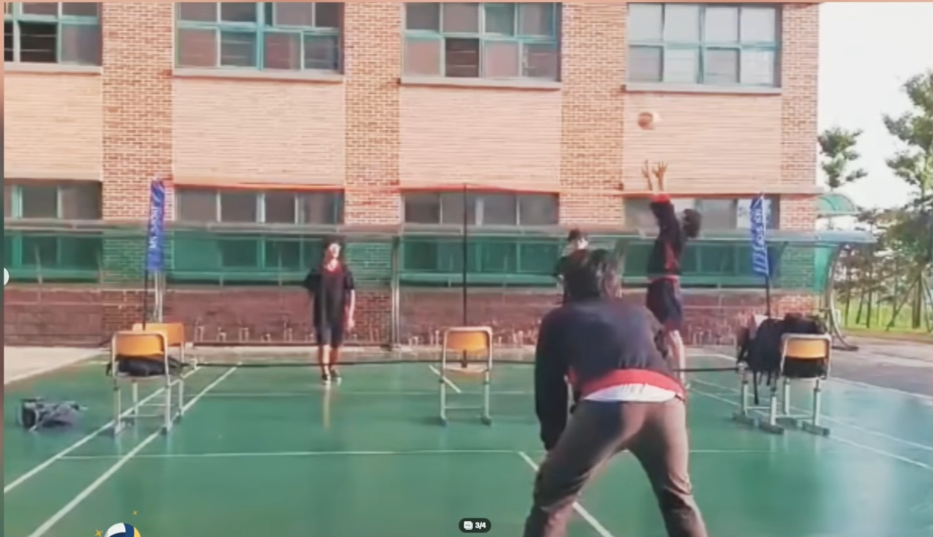 Квон Очжун в детстве, играющий в волейбол 3